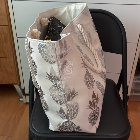 Hawaiian Pineapple Tote and Pouch Set - Picture 5 of 10